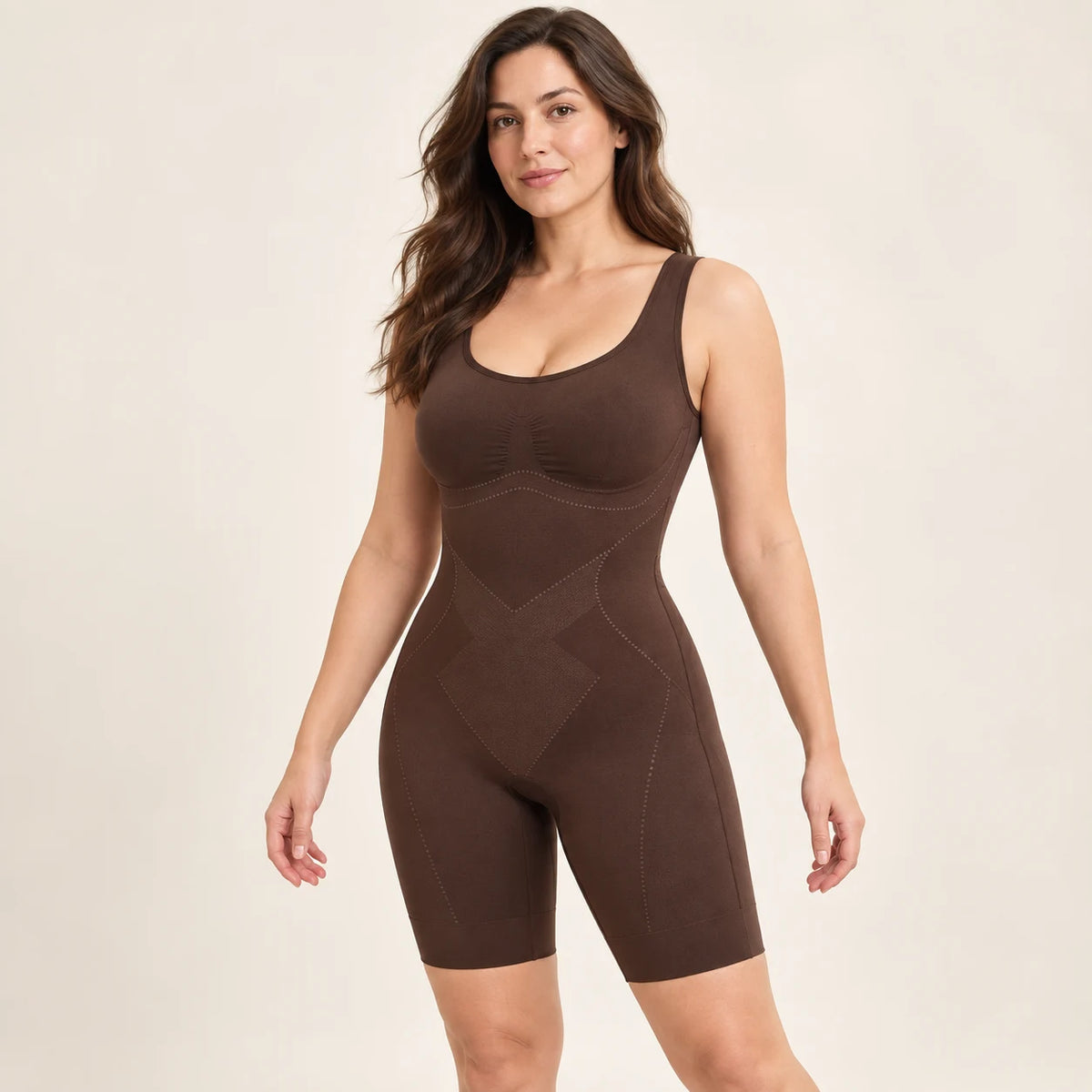 Body marrón en una modelo adulta; vista frontal ilustrativa