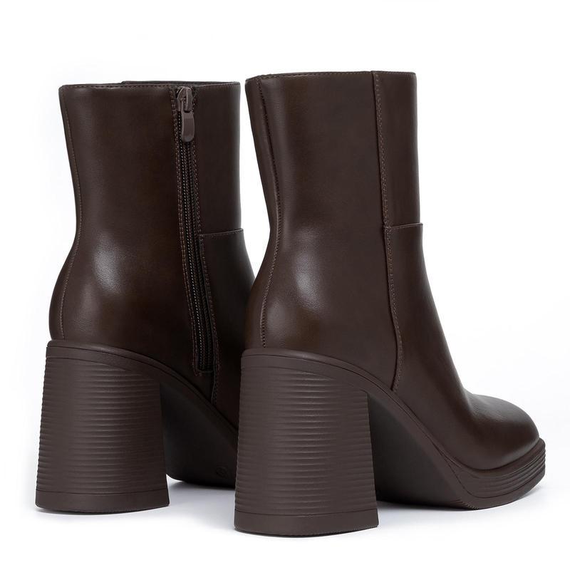 Chocolate boots rear view and inner side zipper